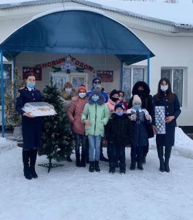 Сотрудники СКР в Новопавловске создали новогоднее настроение для детей из детского дома