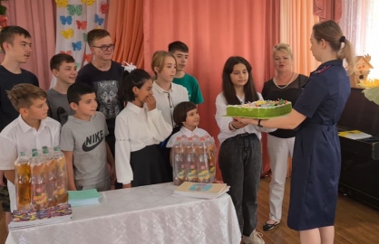 В городе Новопавловск офицеры СКР поздравили подопечных ребят из детского дома с Днем знаний