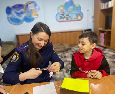 В Светлограде сотрудники СК России провели для детей подшефного детского дома творческий мастер